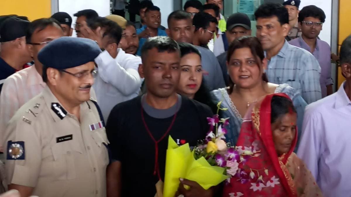 Laxmikanta Mondal Police constable who summited Mount Everest has arrived Kolkata on Friday