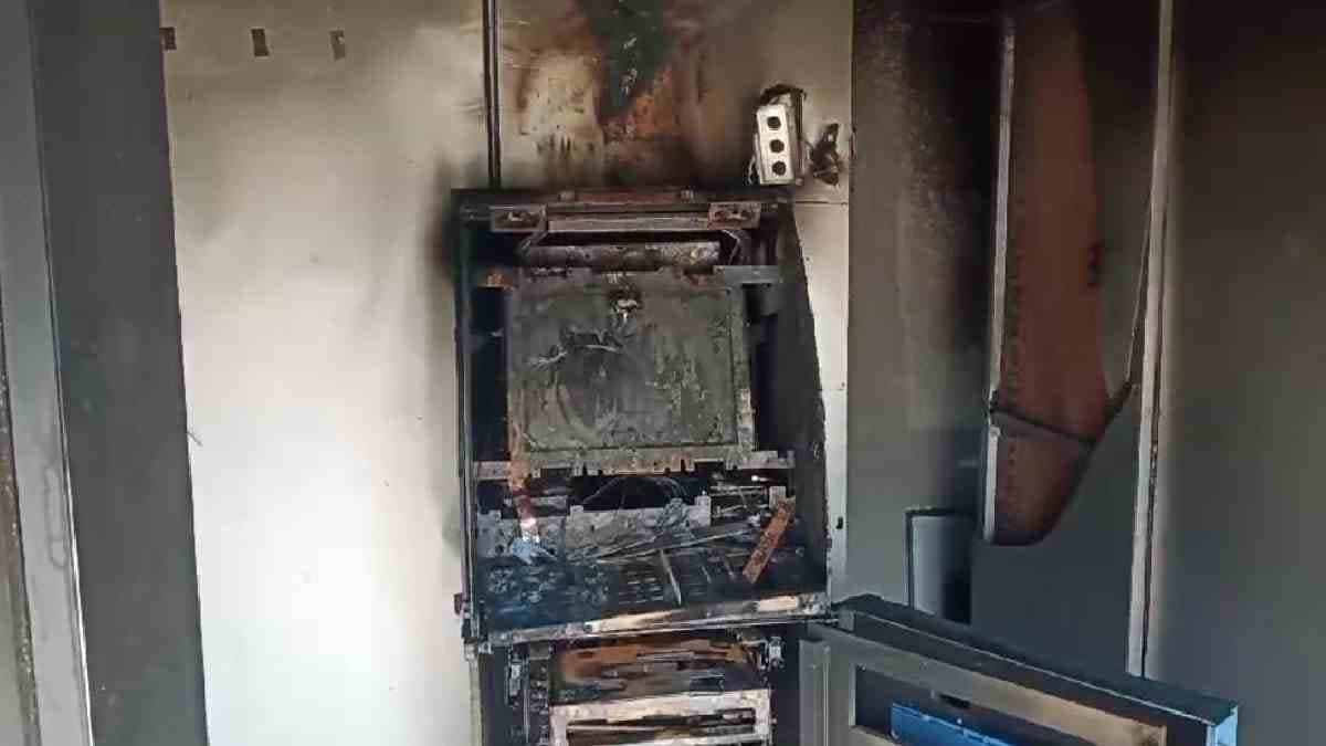 miscreants broke open an atm and looted money gnr