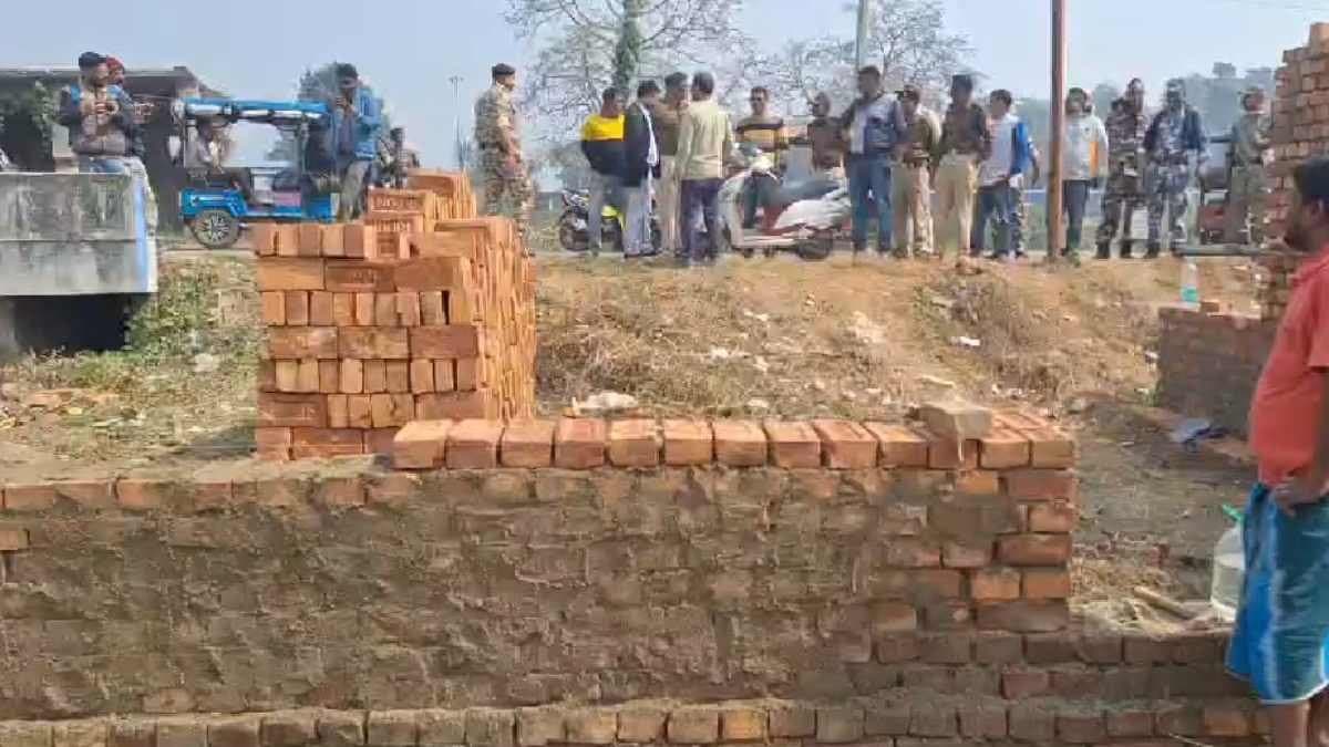 For capturing  nawab properties miscreants hurled bombs and opened fire gnr