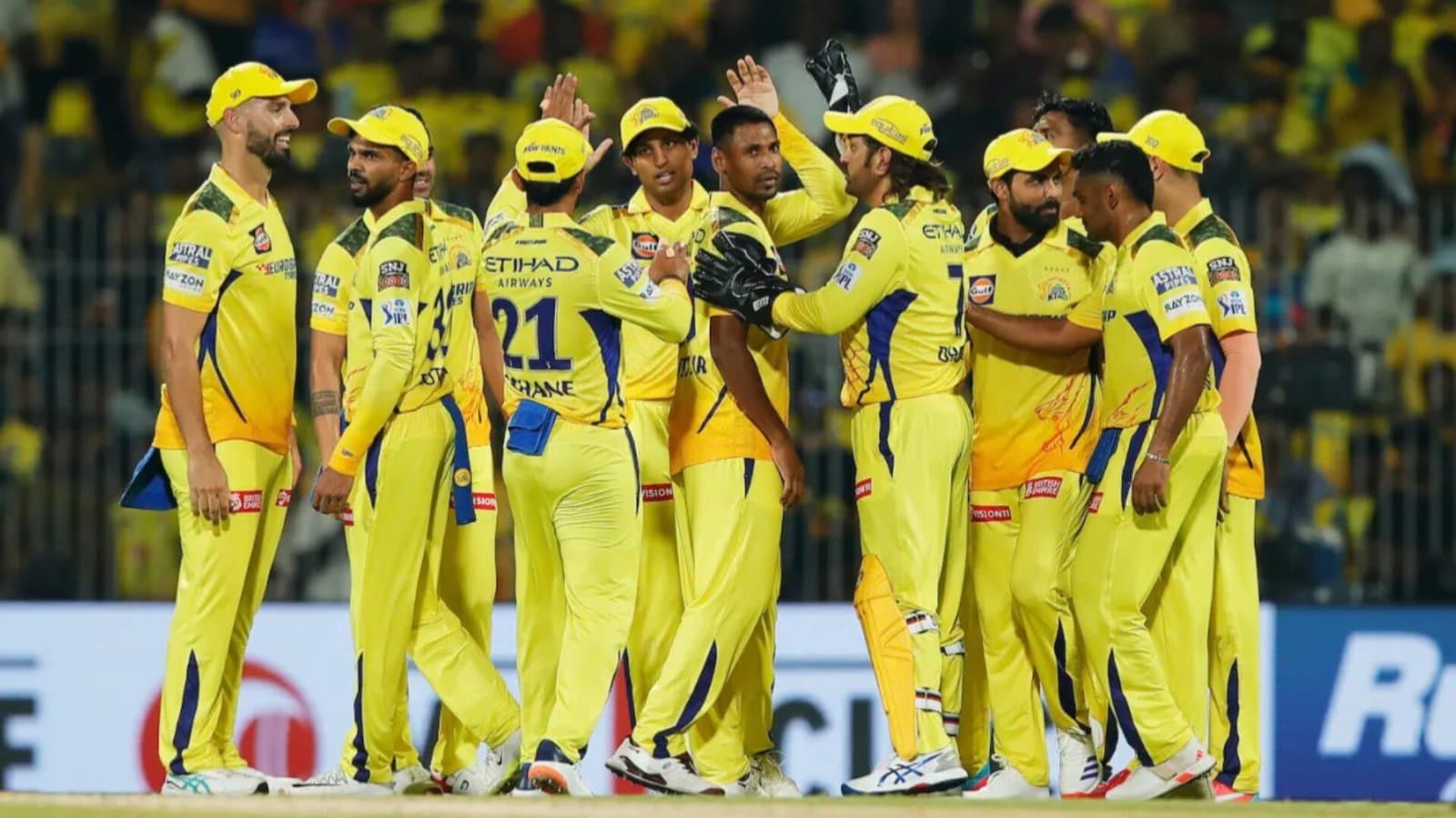 CSK-RCB: ভাগ্য বদলাল না কোহলিদের, নতুন অধিনায়কের নেতৃত্বে উদ্বোধনে সহজ জয় চেন্নাইয়ের