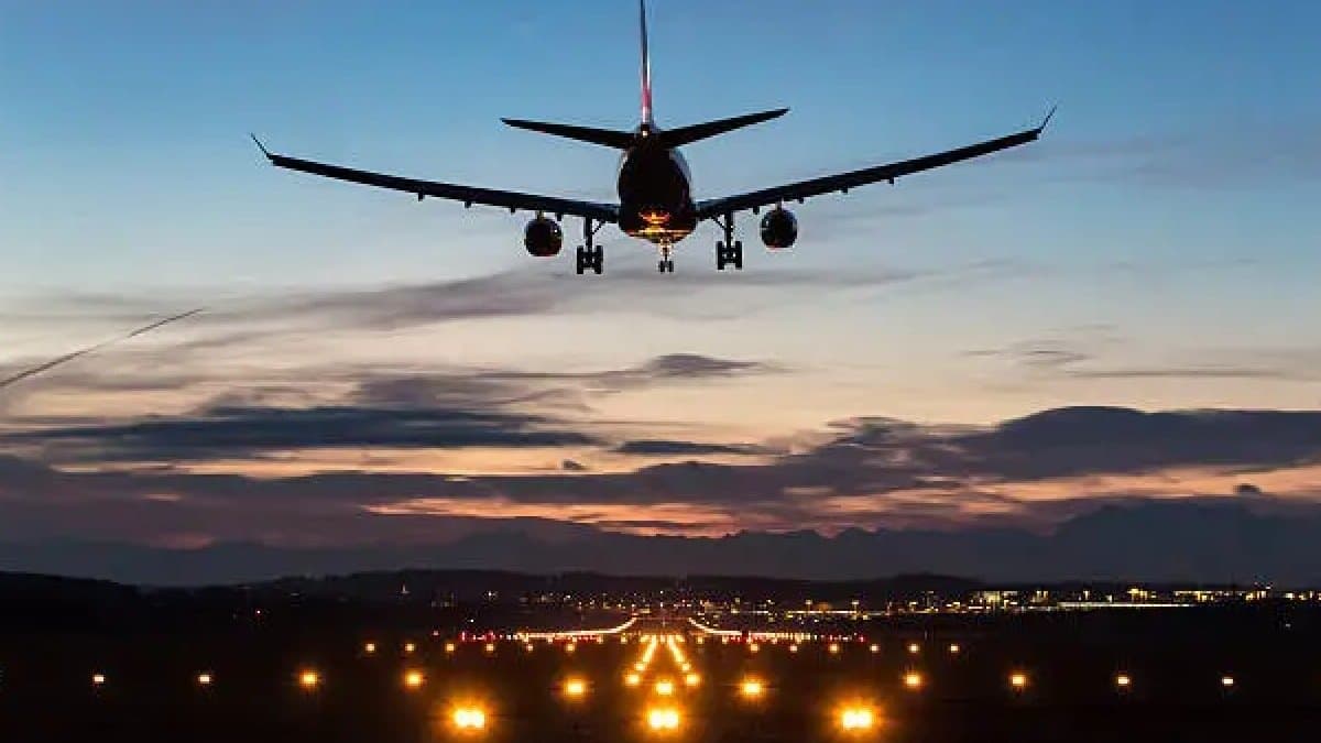 Woman Screams And Runs inside plane with out clothing