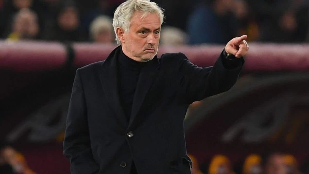  Jose Mourinho yellow carded for his craziest stunt spt
