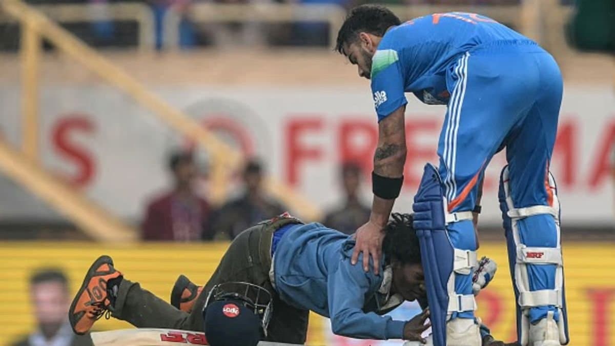  India vs South Africa 1st ODI: A fan breached the security at the JSCA stadium and stormed into the pitch to touch Virat Kohlis feet