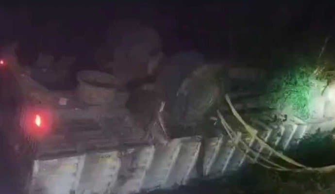 Truck falls into canal in Andhra Pradesh, 7 dead gnr