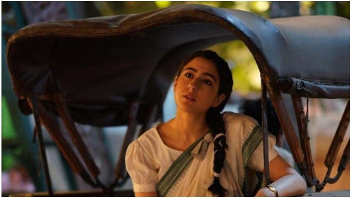 Sara Ali Khan: পরনে সরু পাড়ের সাদা শাড়ি! 'অ্যায় ওয়াতান মেরে ওয়াতান' এর প্রথম লুকেই বাজিমাত করলেন সারা! 