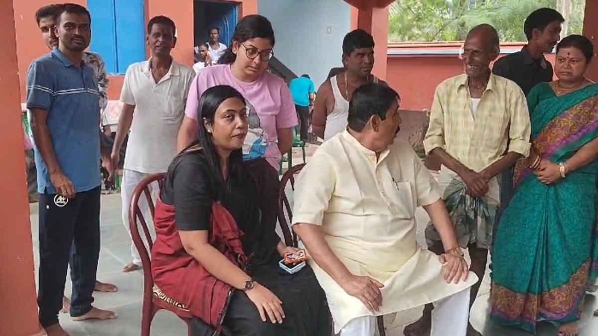 Birbhum Anubrata Mondal celebrating Durga Puja with Daughter Sukanya Mondal gnr