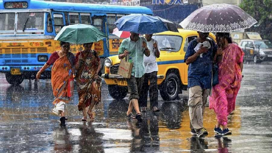 IMD Weather Forecast Heavy Rainfall Thunderstorm Yellow Warning in 12 Districts in West Bengal 