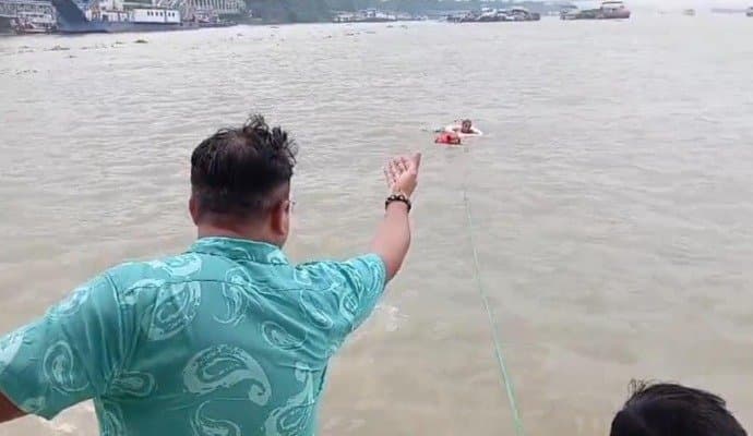  River Traffic Police Saves Elderly Woman from Suicide in Hooghly River Before High Tide_gnr