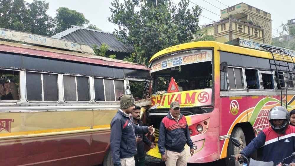 Two bus collided in Hooghly at least 30 Passengers injured gnr 