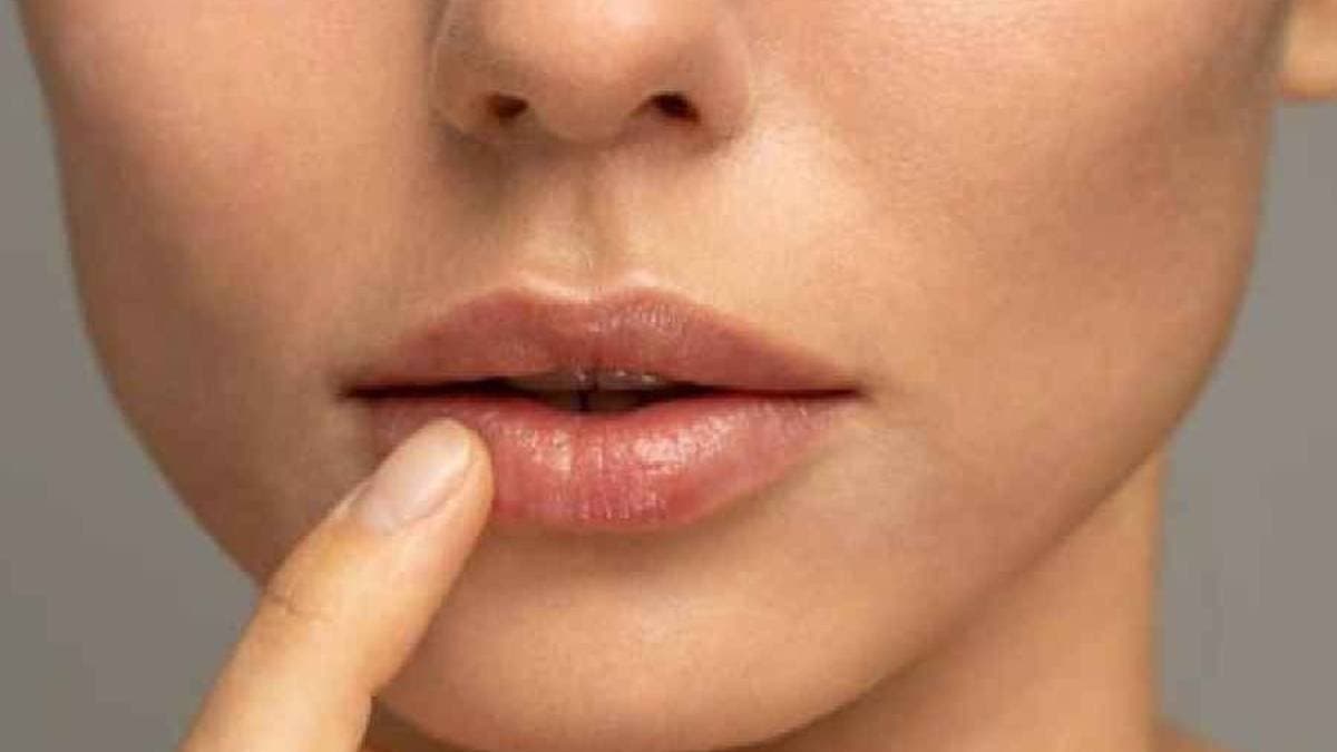 These home remedies help to get smooth lips 
