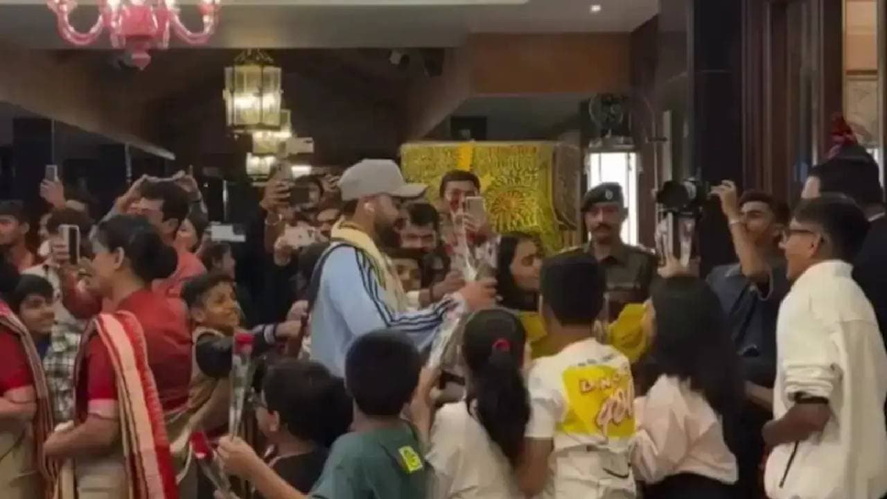 Viral Video: Virat Kohli Welcomed By Roses In Raipur