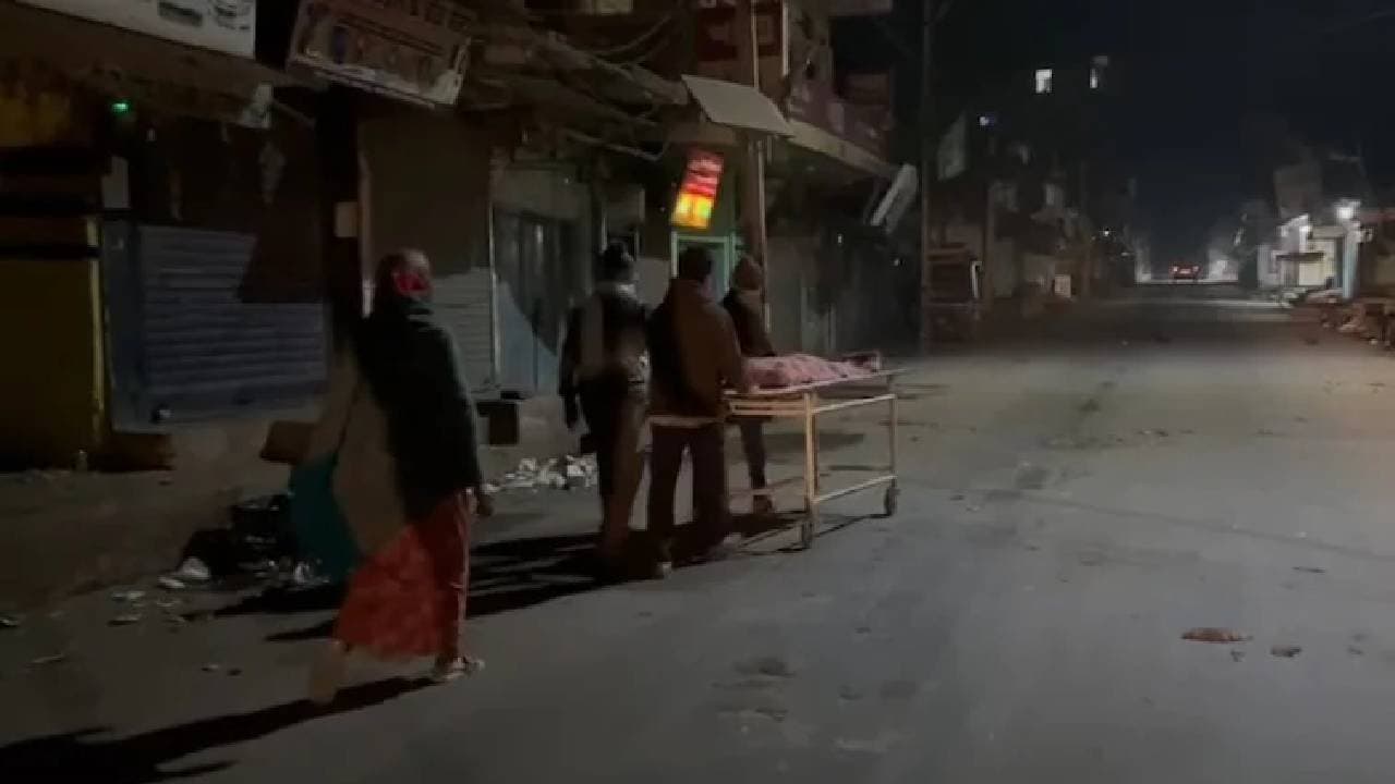 No Ambulance Bihar Man Drags Stretcher With Mothers Body From Hospital To Home 