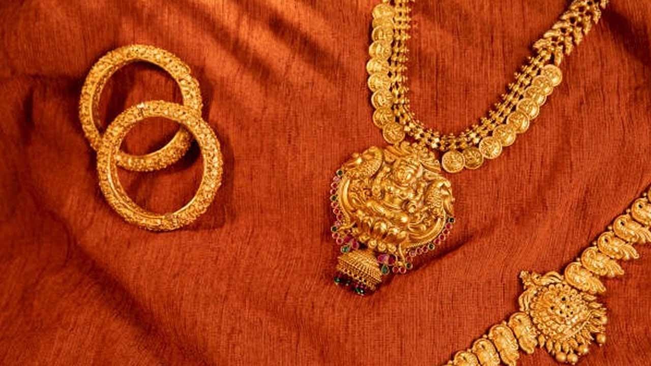 Gold Price Huge Change rate huge change  Check 22 and 24 Carat Gold Price On 2 December