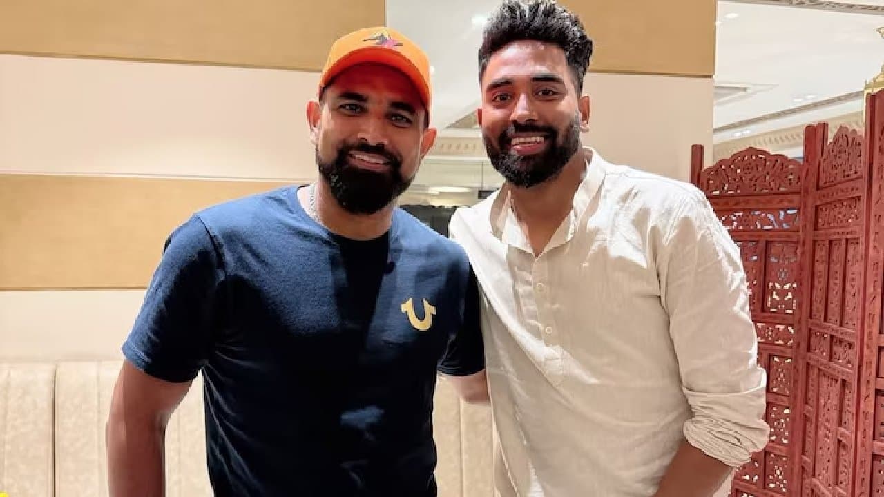 Mohammed Siraj hosts Shami Akash Deep and Mukesh Kumar at his restaurant