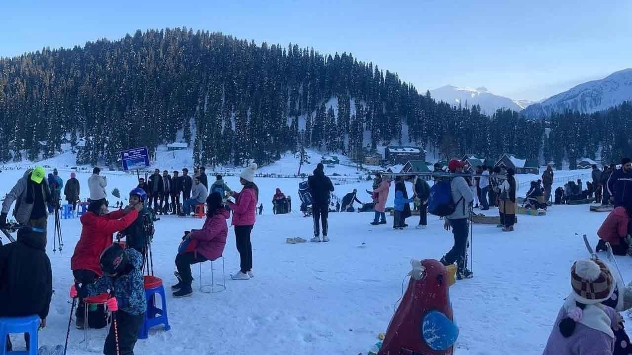 Want to witness snowfall in the new year Here are some hill station destinations