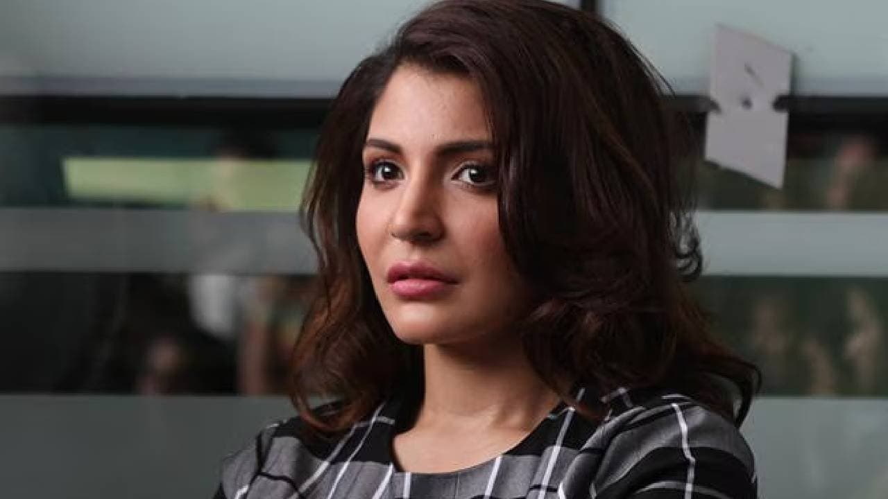 Anushka Sharma avoids paparazzi at Mumbai airport 