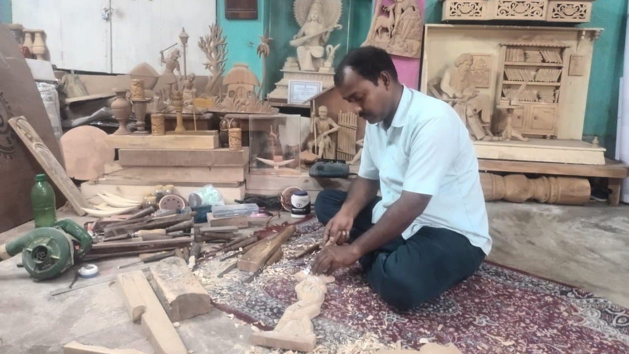 This painting teacher does not take any fees for economically backward class students