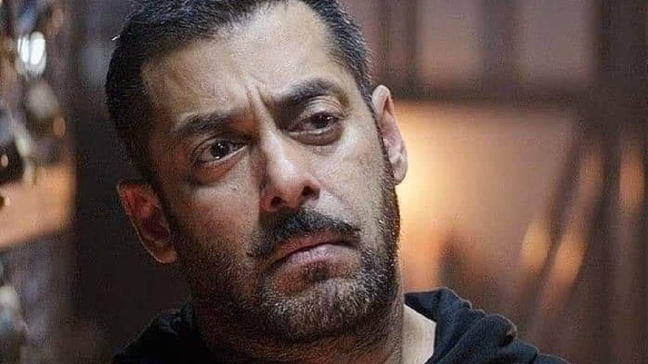 Salman Khan spotted in new clean shaven look at Mumbai airport 