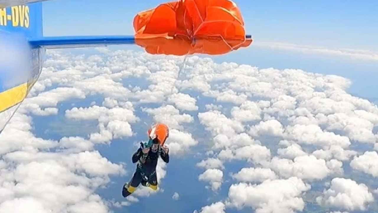 Skydiver: Parachute gets stuck 15000 feet high in the air