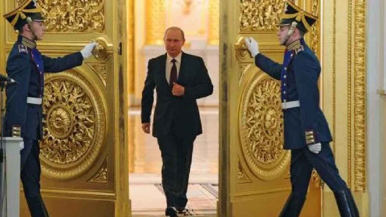 Gunsinger s gait: Putin hardly moves his right hand while walking