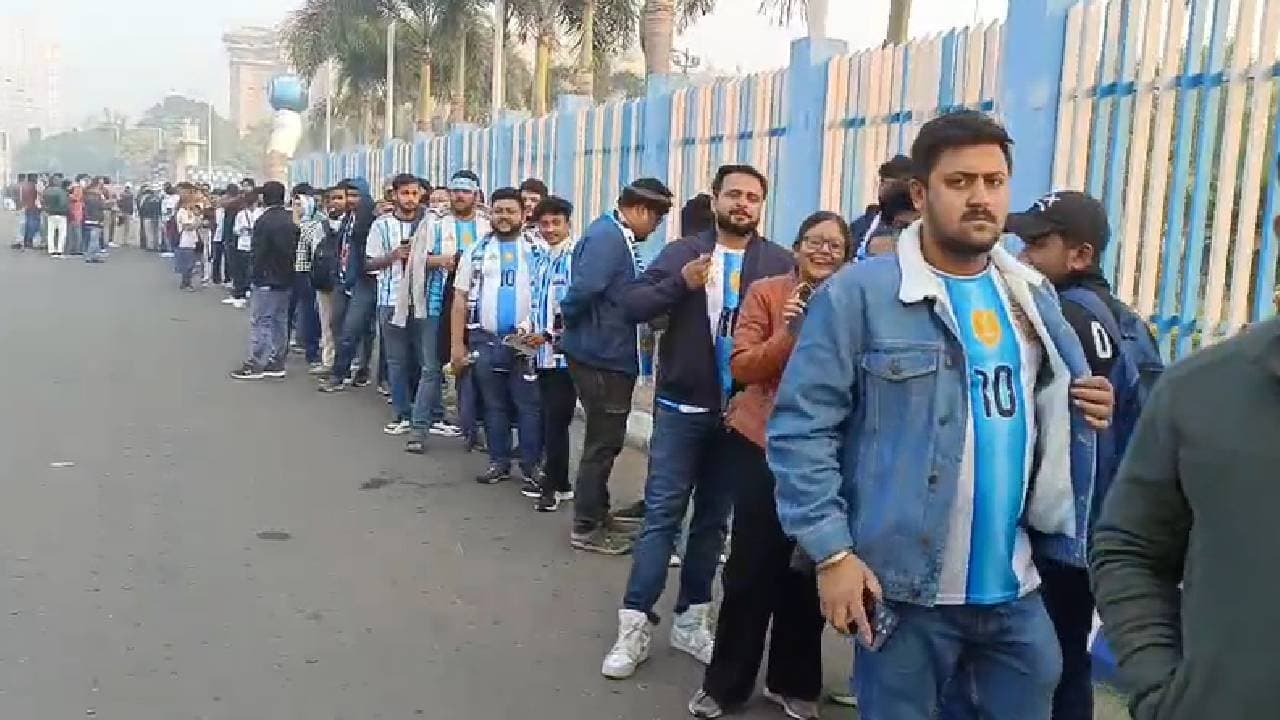 Lionel Messi GOAT India Tour Crowd erupts Outside Salt lake Stadium in Kolkata