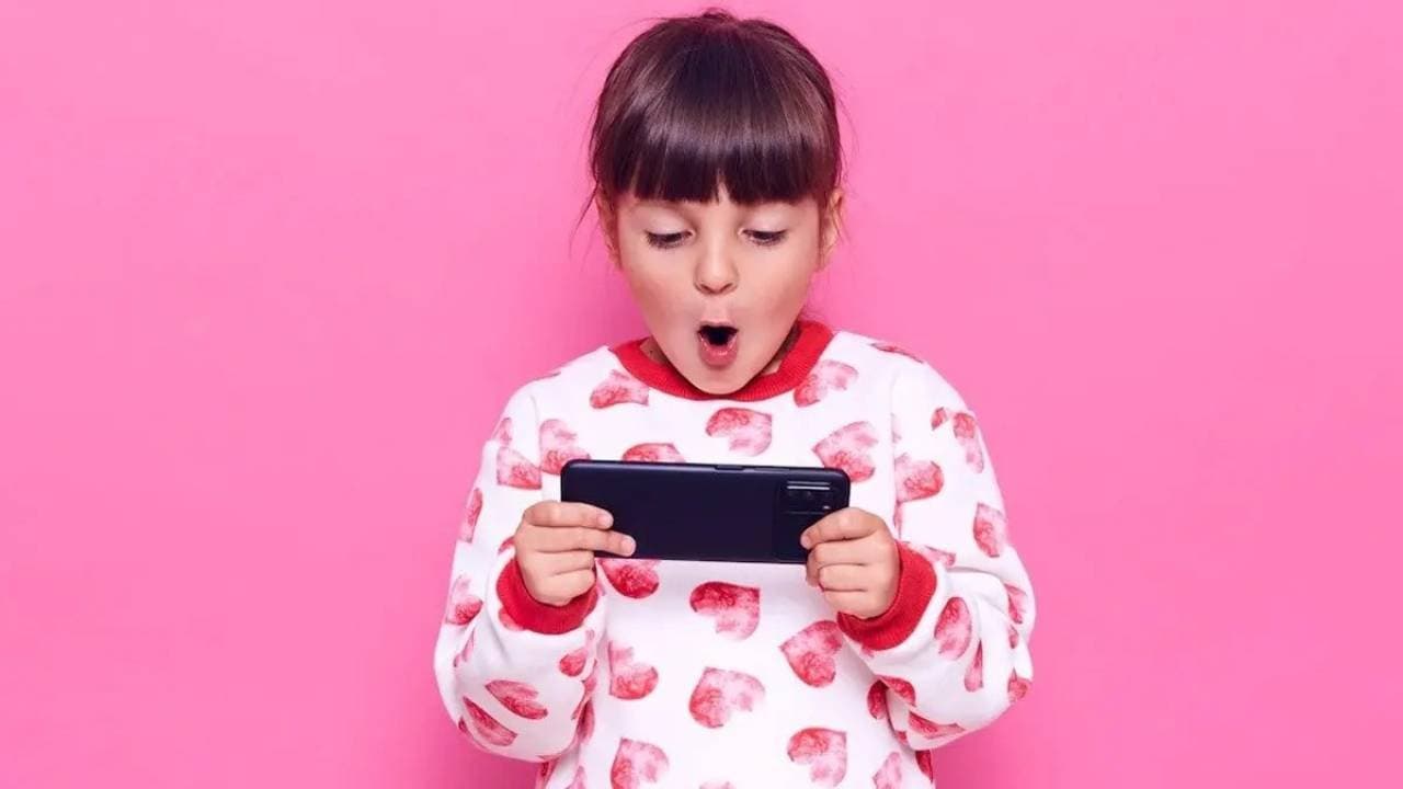Parenting Tips: Before this age smartphone should not give to your child