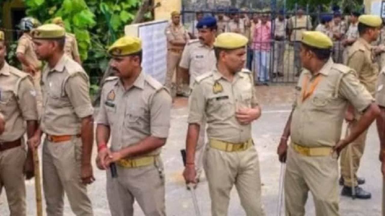 Six Men Posing As Cops Rob Jewellery Worth Rs Fifteen Lakh From Teachers Home 