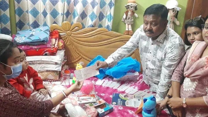 Hooghly baidyabati Municipality gave one month whole salary to ill child family gnr 