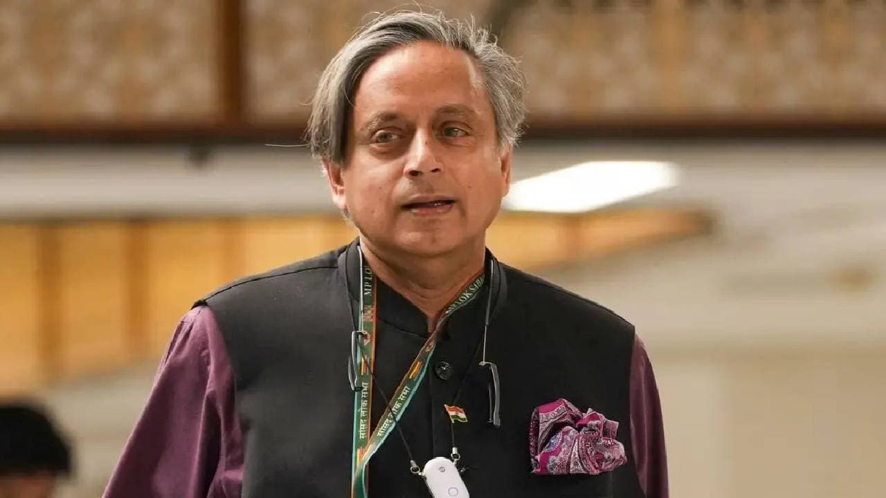 Controversy over Shashi Tharoor in congress