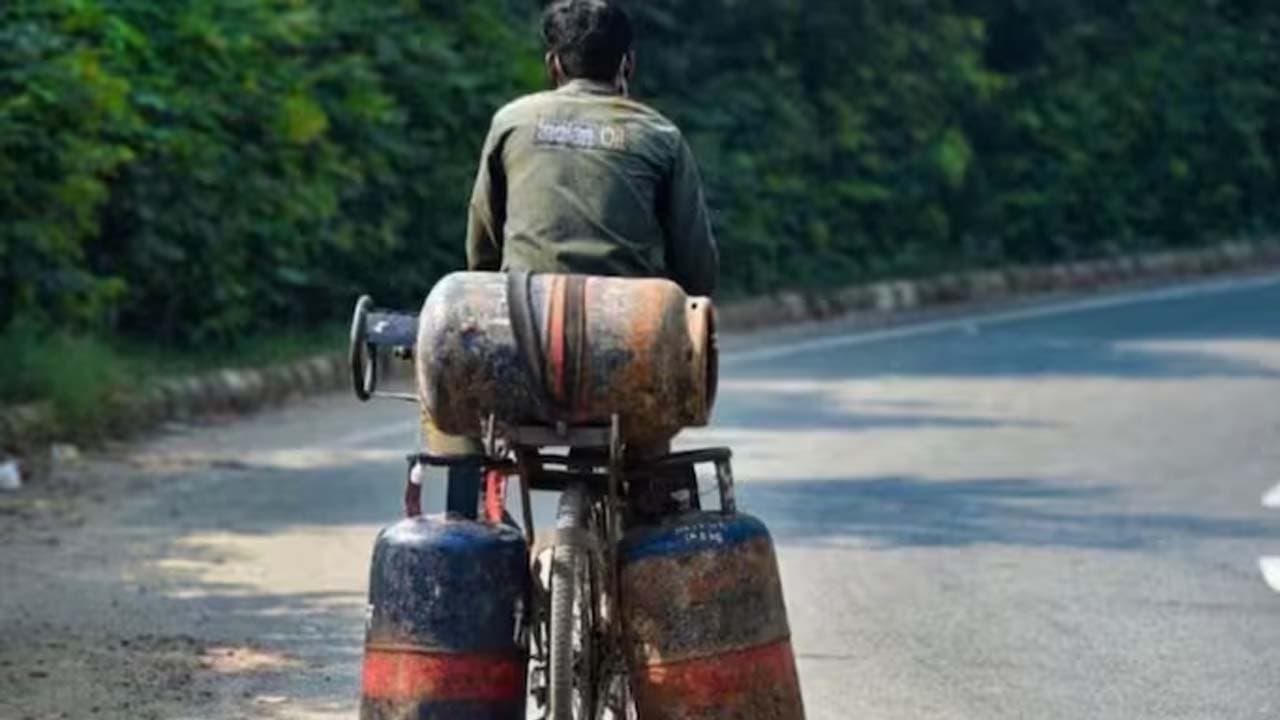 Cooking gas cylinder prices reduced on the first day of December 2025