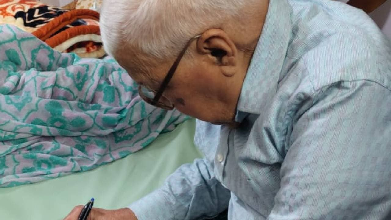 Tarashankr Bandopadhyay asked Bishu Doctor to take care of villagers 