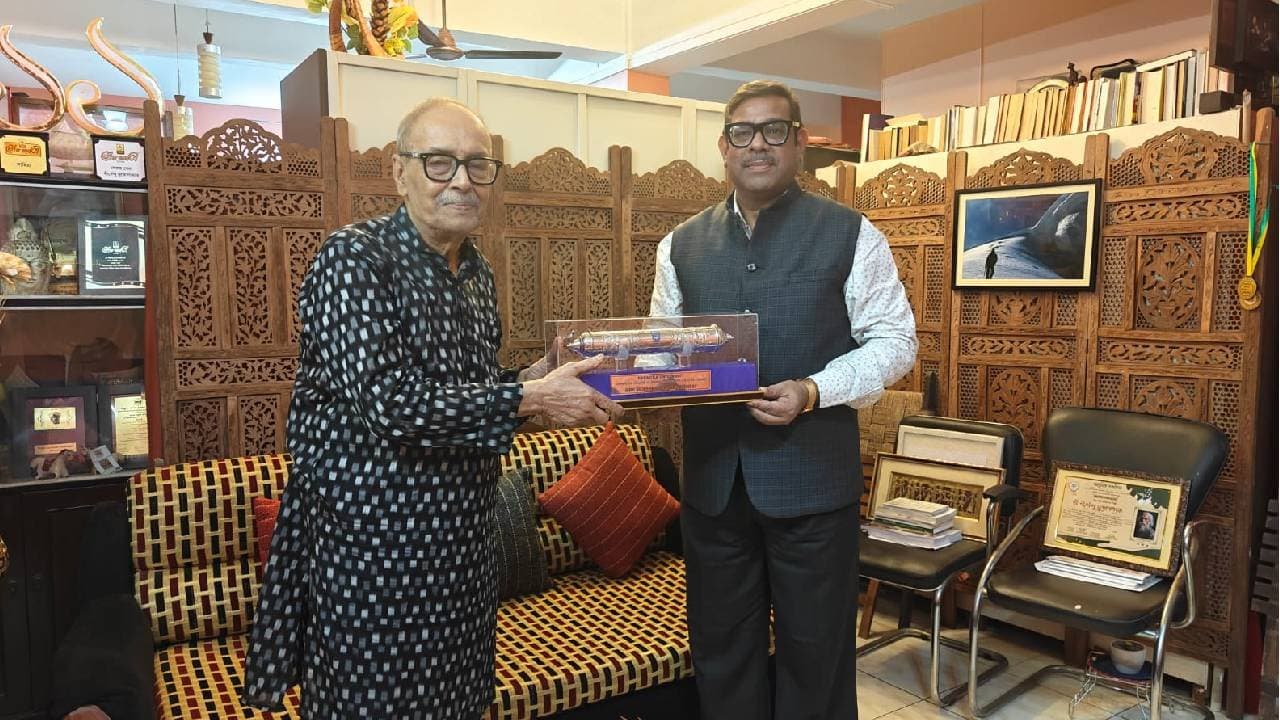 Shirshendu Mukherjee awarded honorary D.Litt. degree by Bankura University 