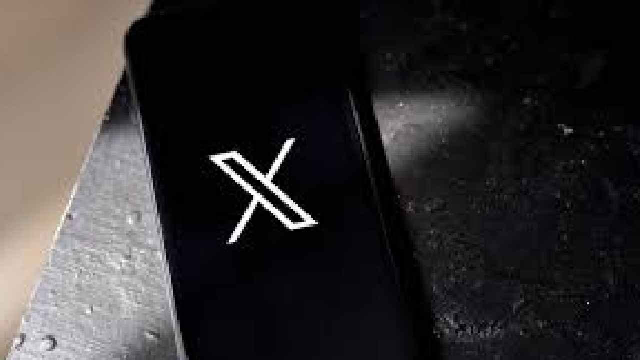 Pakistan warns social media platforms makes new controversy