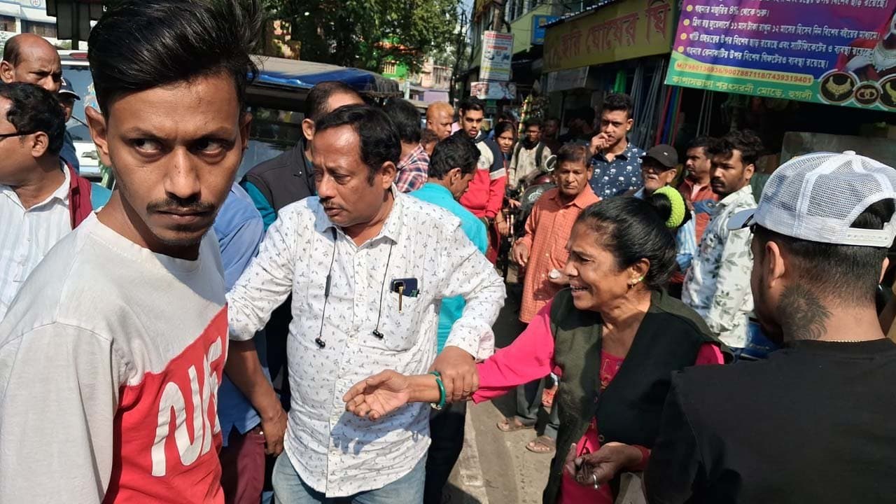 Toto hits cycle rickshaw in Chinsurah