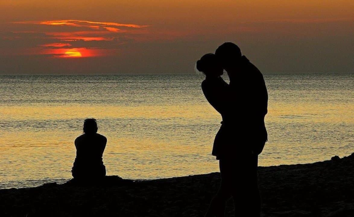 Malaysian Man Tells Pregnant Wife He Is On Work Trip Later Found With Lover During Thai Flood Rescue