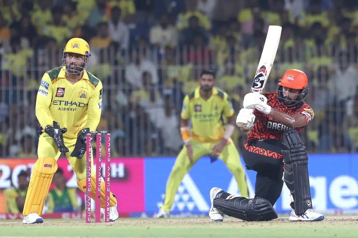 ধোনির মাইলস্টোন ছোঁয়ার দিনই আইপিএল থেকে কার্যত বিদায় চেন্নাইয়ের