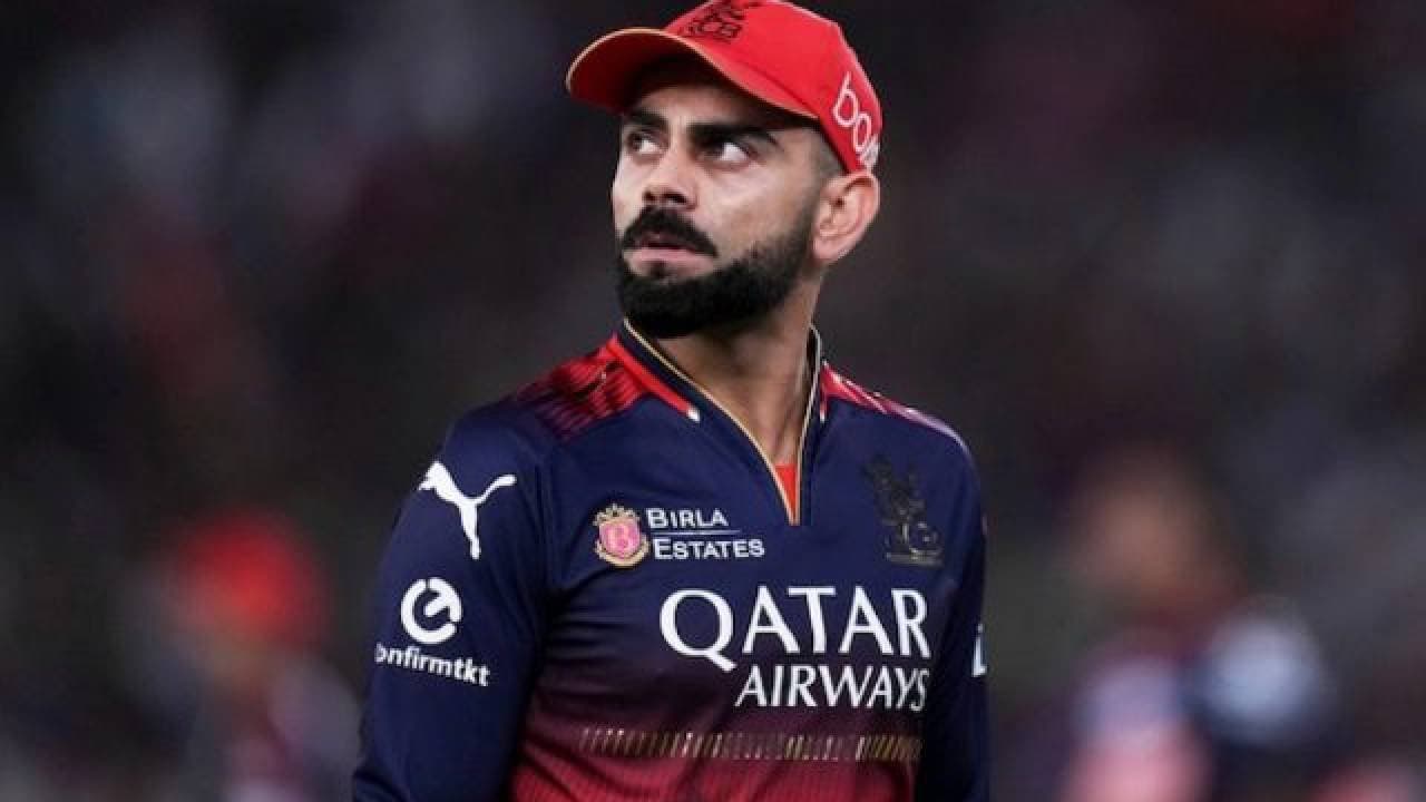 Virat Kohli gives autograph on iphone 