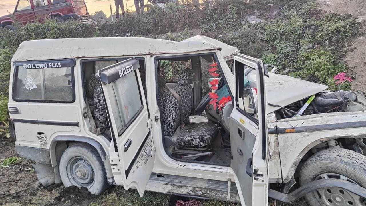 Car packed with labours on way to Nepal met accident near Naxalbari in North Bengal 