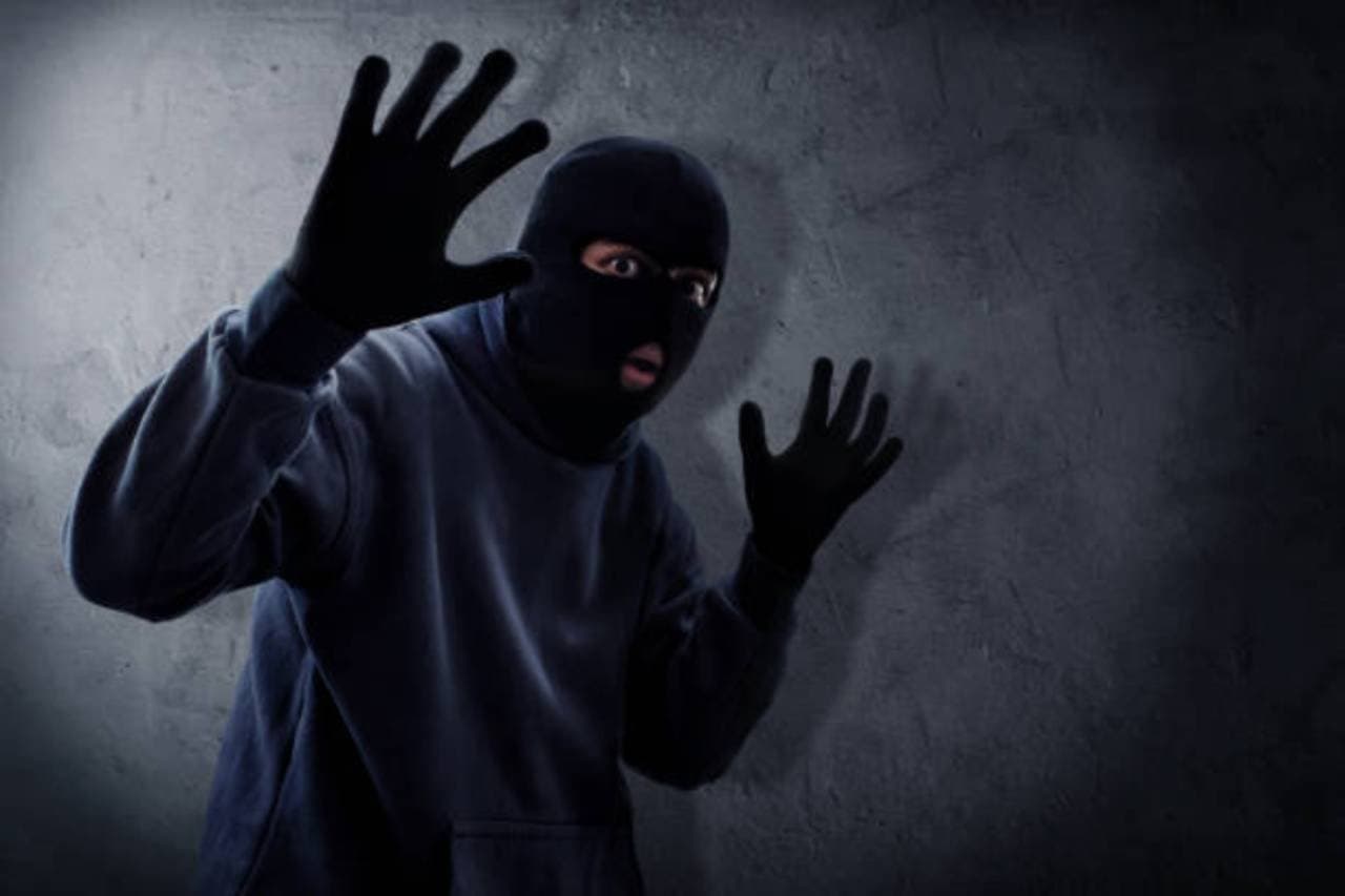 Minutes After Stealing Gold Cash Karnataka Thief Robbed By Four Men 
