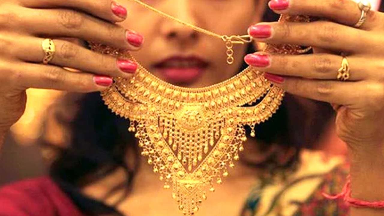 Gold Price Today 22 And 24 Carat Price Rises Again In Kolkata on  18 12 2025