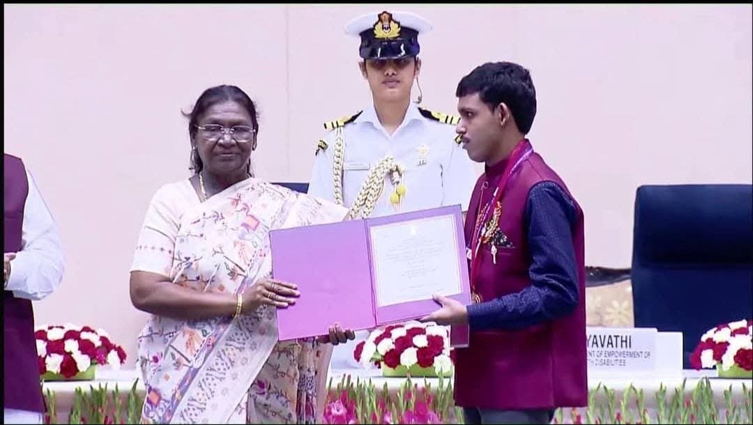 Specially challenged Yudhajit De of Uttarpara conferred with Rashtrapati Award 