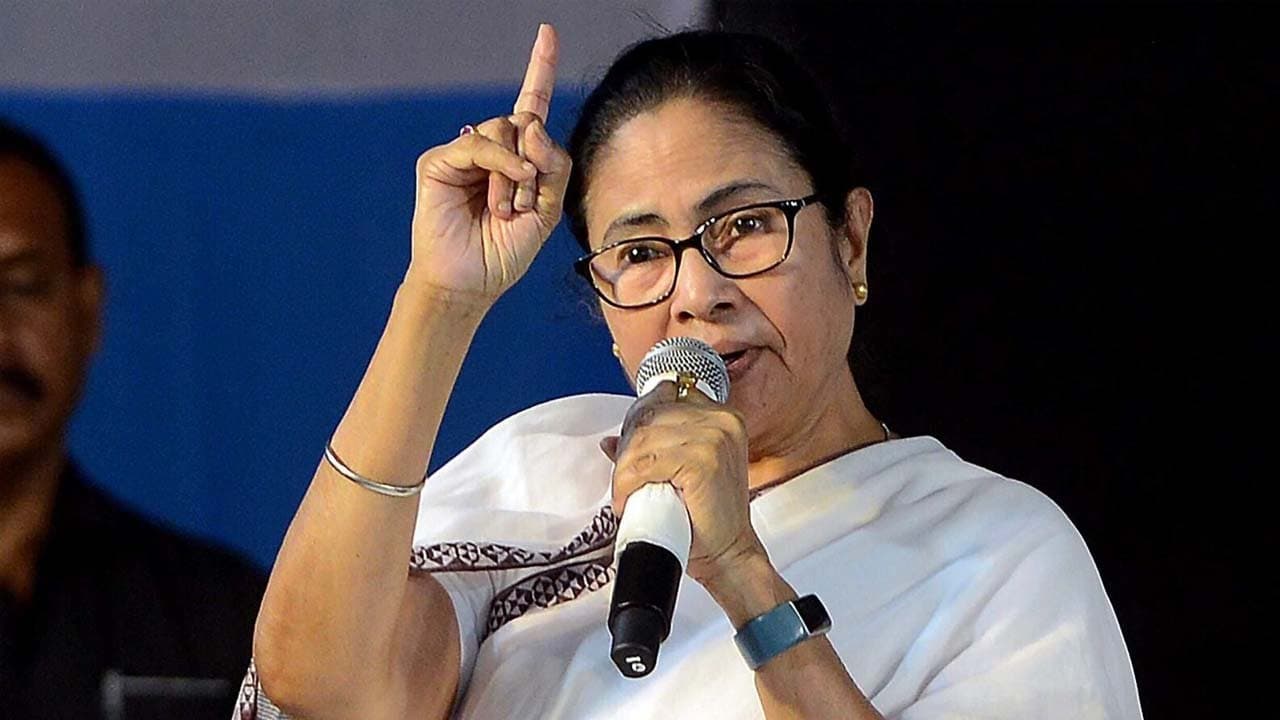 Mamata Banerjee blames Centre for IndiGo disaster
