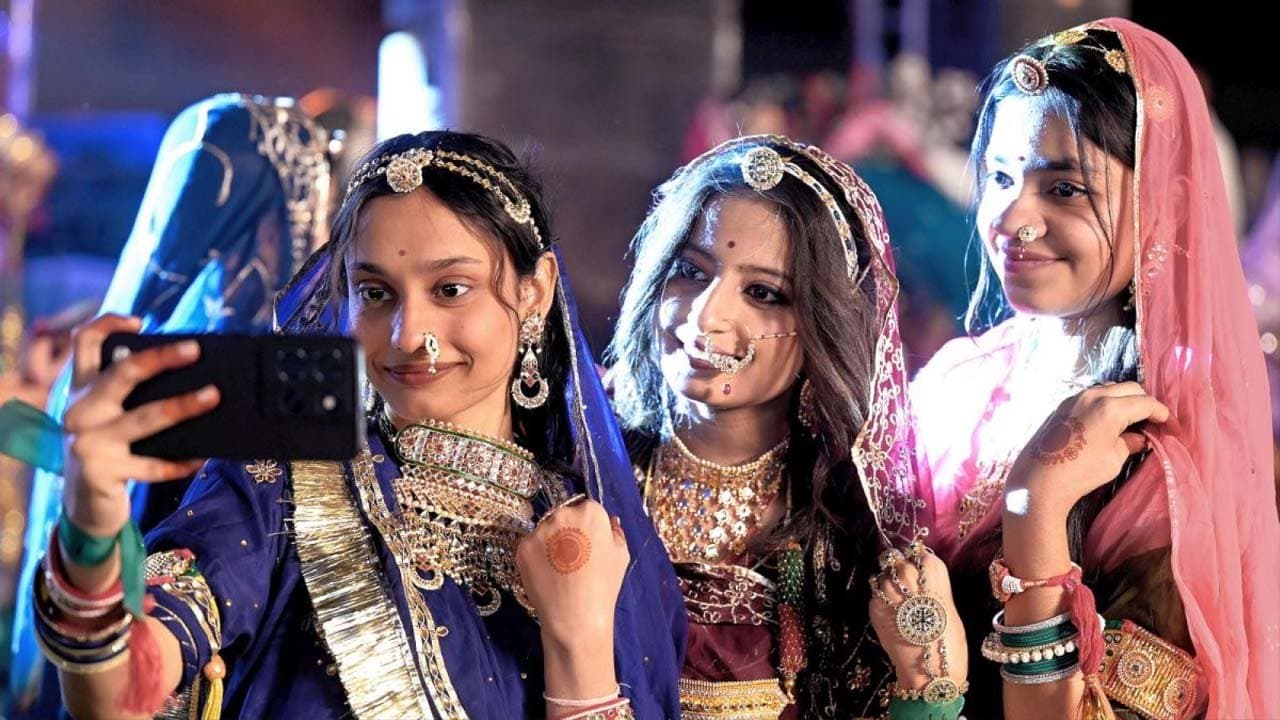 From 26 January the use of camera phones has been banned for young women and daughters-in-law in the villages of Jhalawar district in Rajasthan