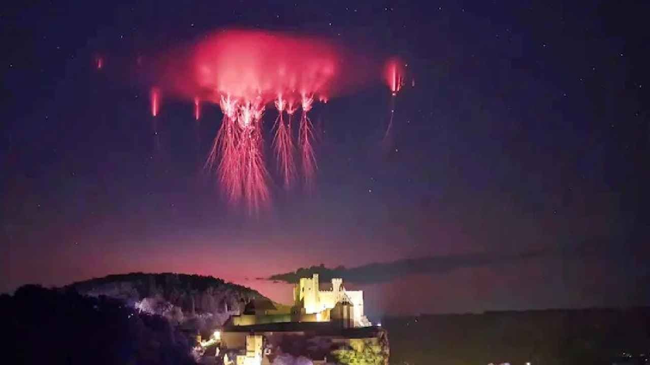 Aliens: Mysterious lights falling from space create panic