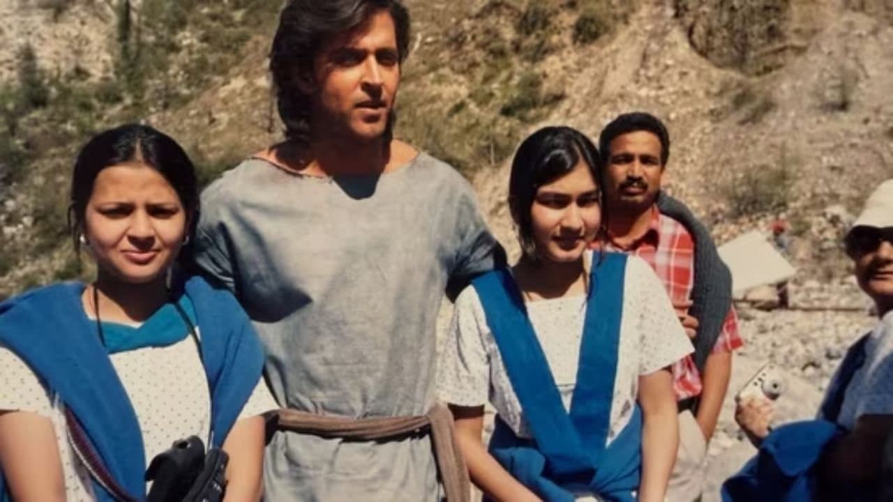 Can you guess the woman who is standing on the right side of Hrithik Roshan 