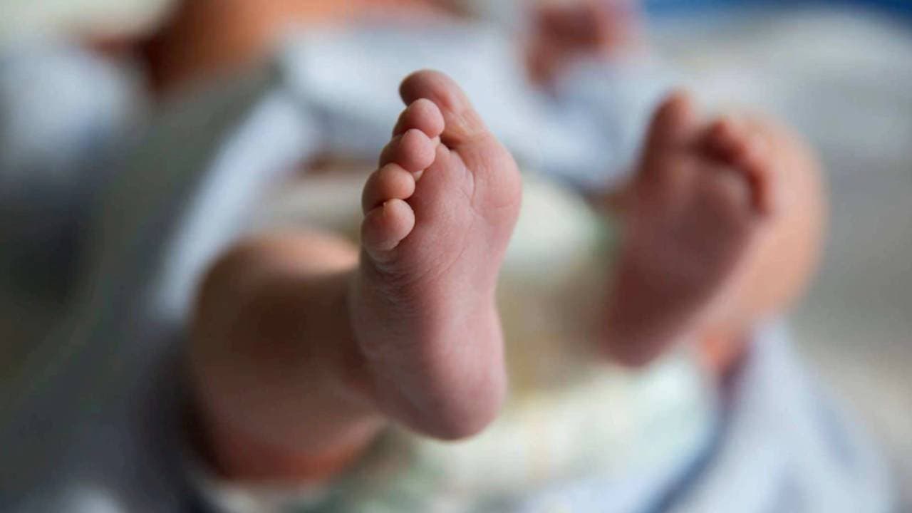 New born baby dies stuck between sleeping parents