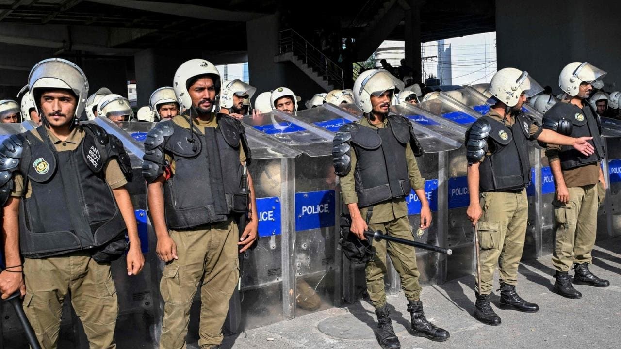 What is the salary of a Pakistan Police officer what is process their training and recruitment