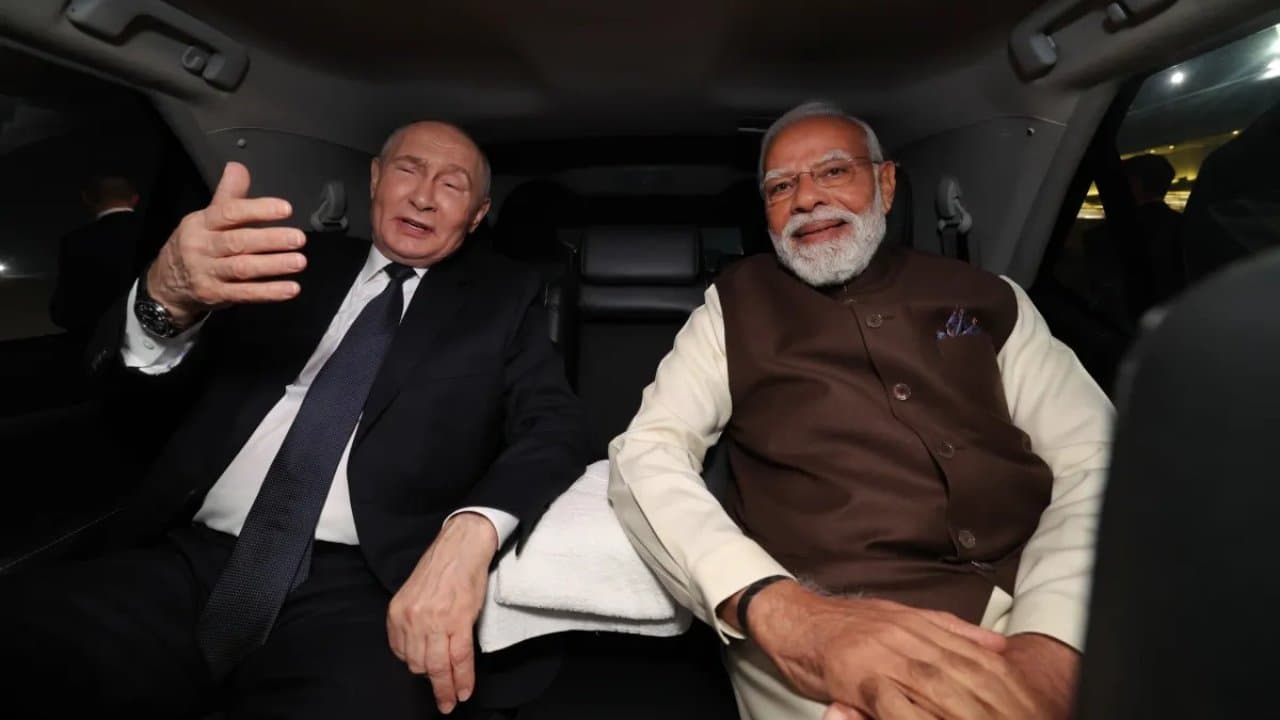 Putin visits India: In the year 2000 Vladimir Putin visited Taj Mahal with his former wife