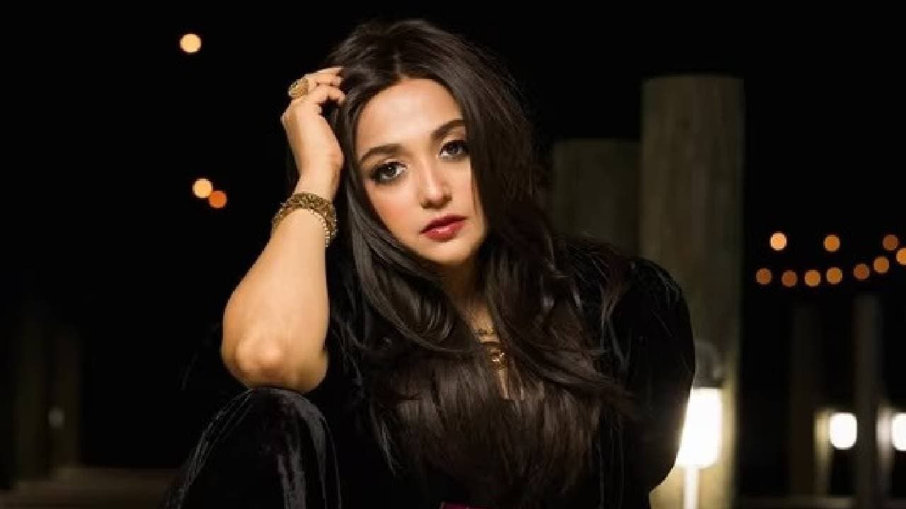 Monali Thakur Climbs Into Garbage Bin at Zurich Airport to Retrieve Lost Diamond Ring