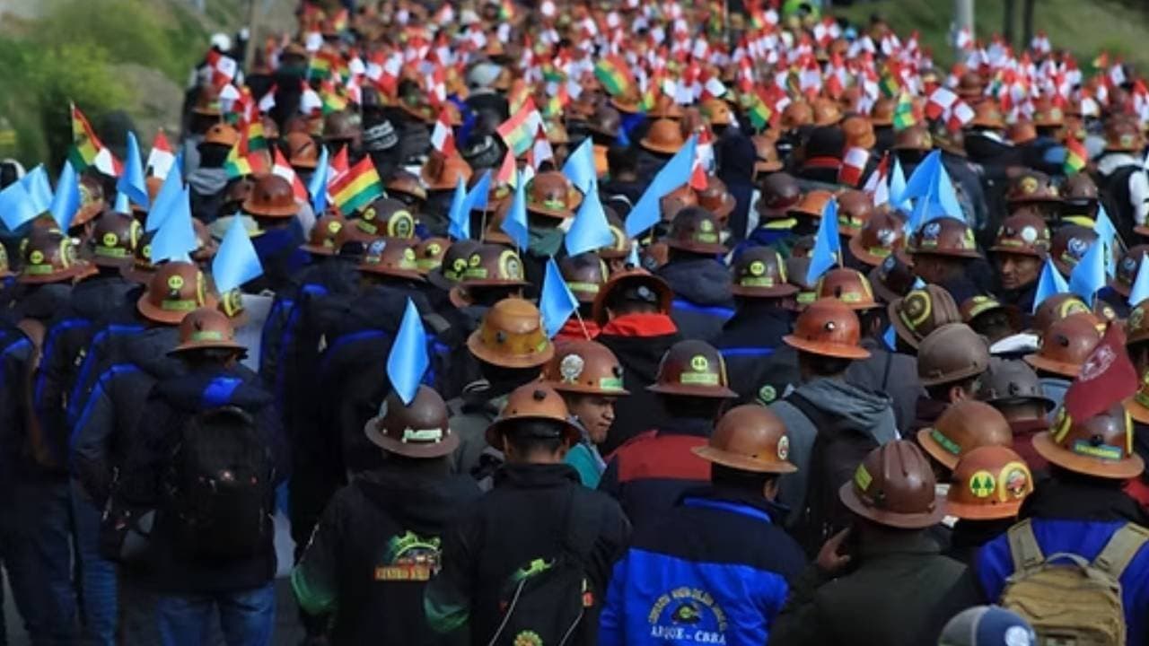 bolivias-new-right-wing-government-eliminates-fuel-subsidies-and-thousands-of-workers-fight-back